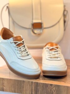 کفش اسپرت طبی زنانه شیری با کفی عسلی – سبک و نرم سایز 36 تا 40