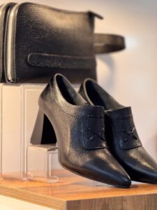 نمای بالا و جلوی کفش چرمی پاشنه‌دار زنانه – طراحی شیک و مجلسی