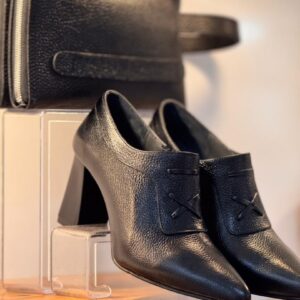 نمای بالا و جلوی کفش چرمی پاشنهدار زنانه – طراحی شیک و مجلسی